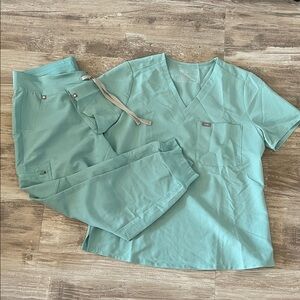 Figs scrubs SET. Top- Large, Botton- Large/ Petite